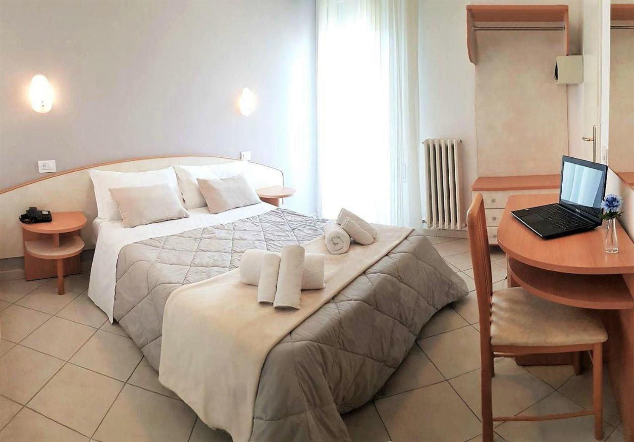 Hotel Prestige Rimini Esterno foto